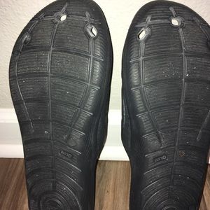 Under armour sandals size 10 men all black with white symbol in decent shape!